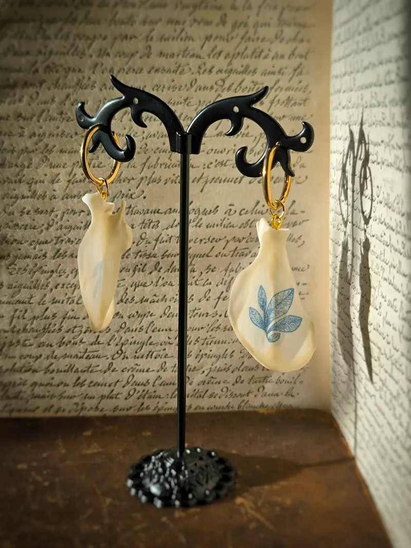 Boucles d'oreilles - omoplates de fouine motifs porcelaine, handmade gothic jewelry
