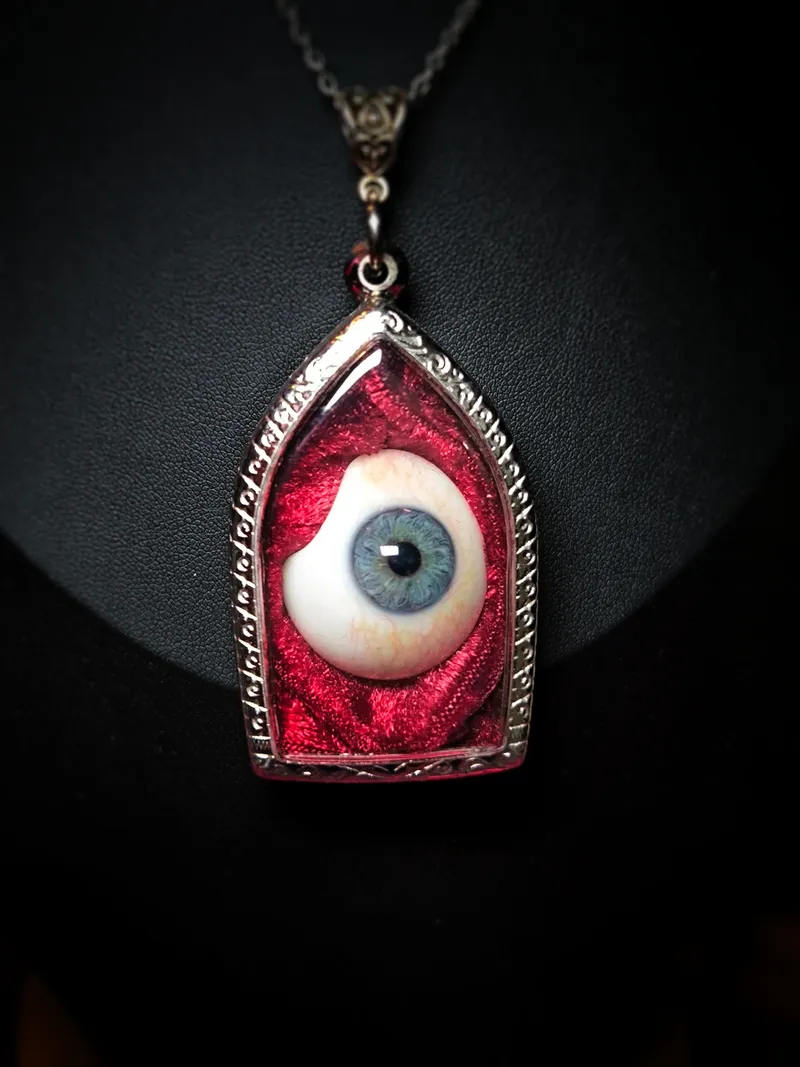 Pendentif oeil de verre, bijou gothique fait main (2)