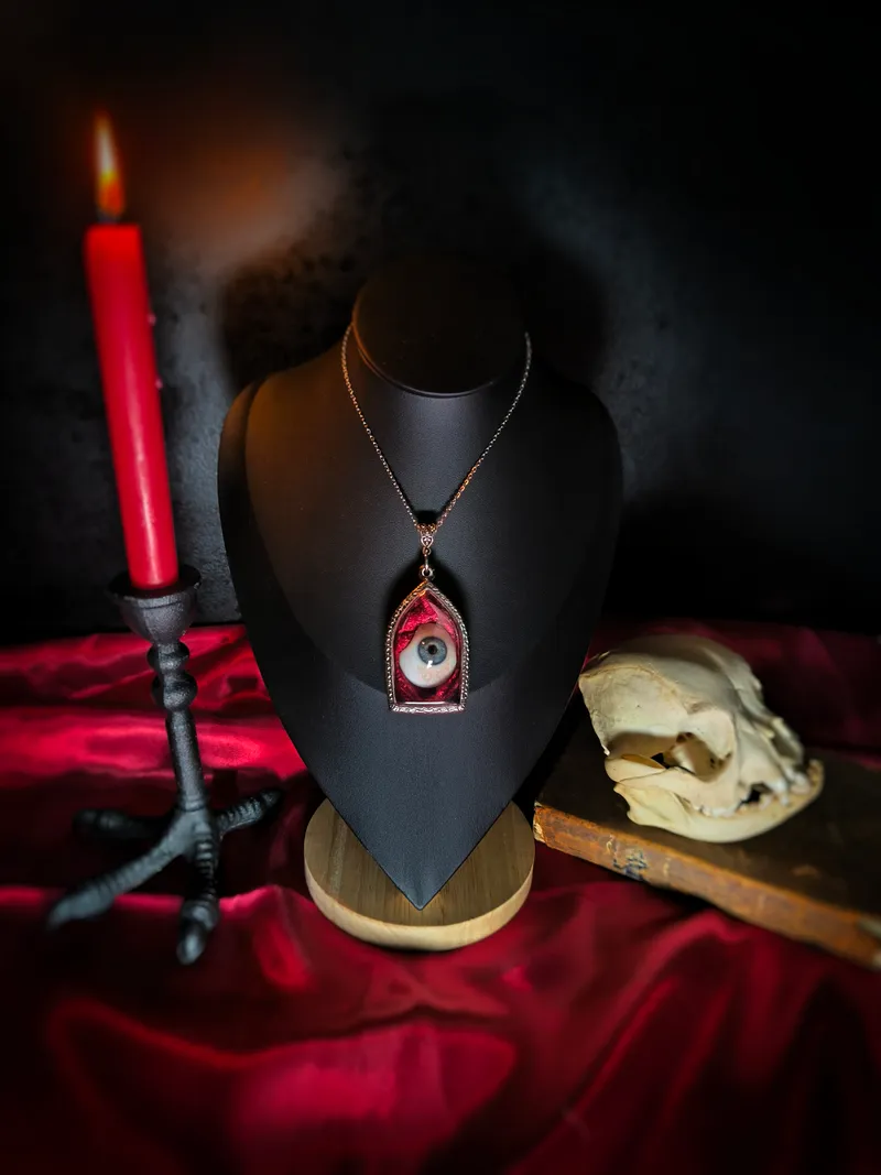 Pendentif oeil de verre, bijou gothique fait main