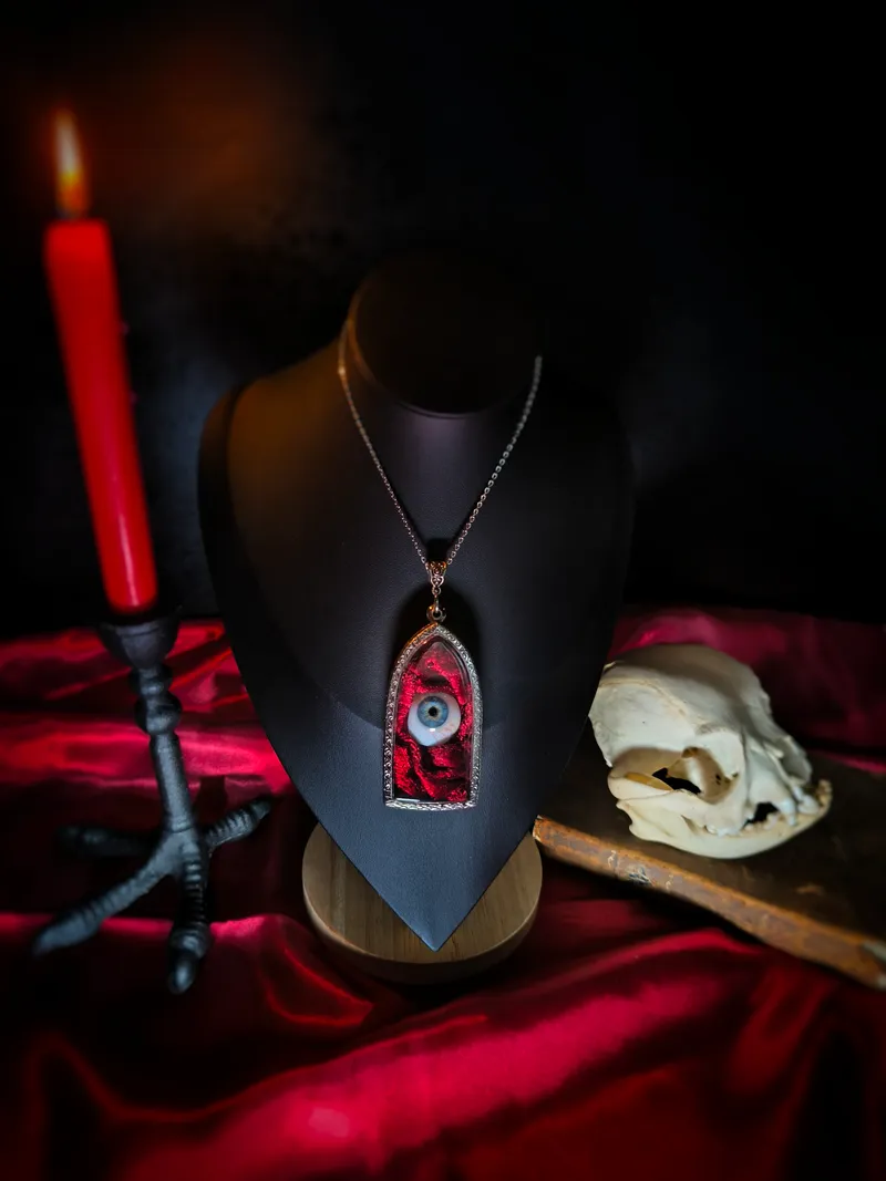 Pendentif œil de verre, bijou gothique fait main