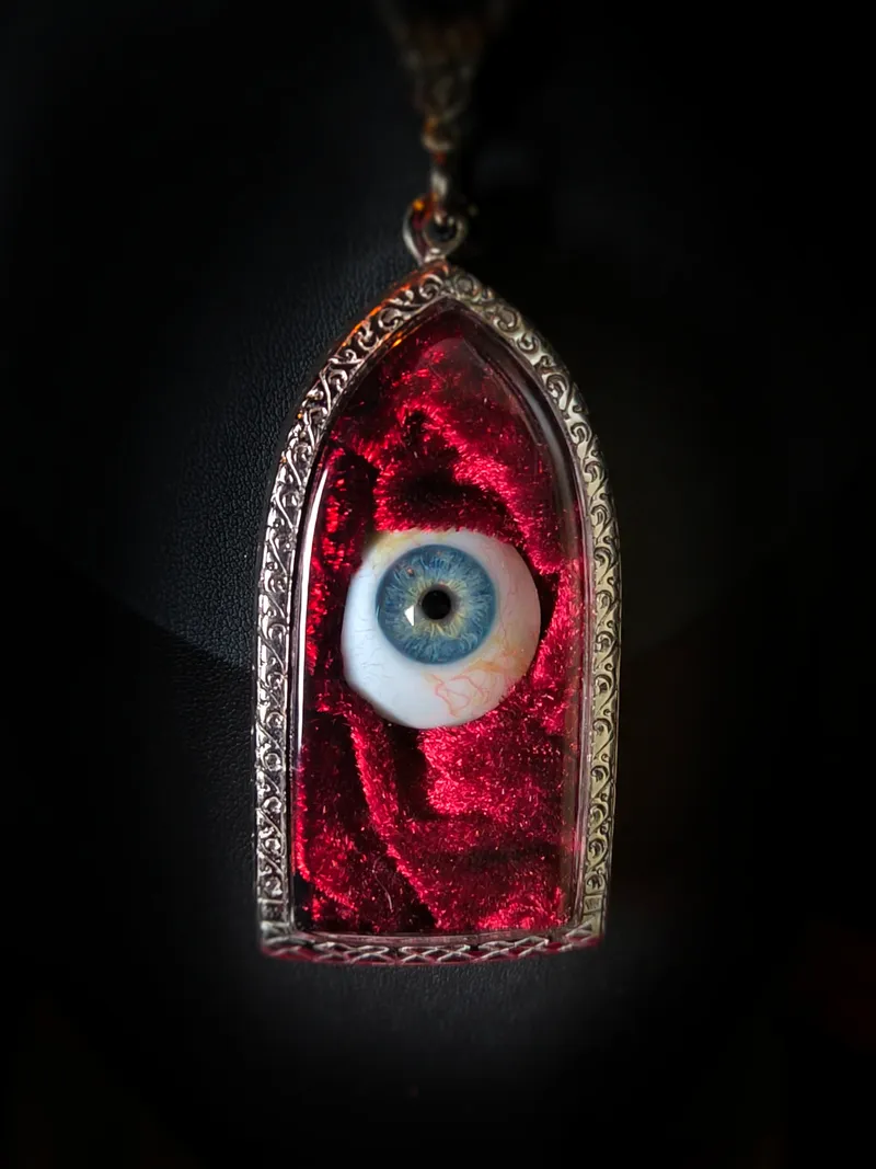 Pendentif œil de verre, bijou gothique fait main (2)