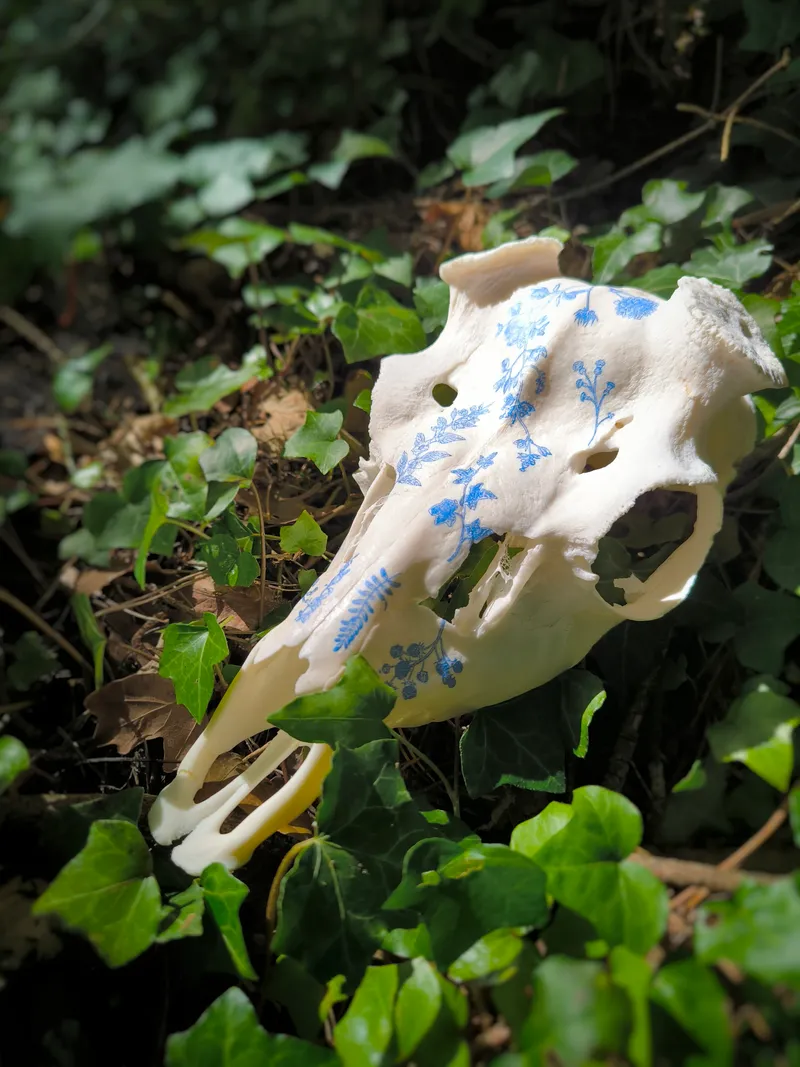 Crâne de cerf sika - motifs porcelaine, handmade gothic home decor