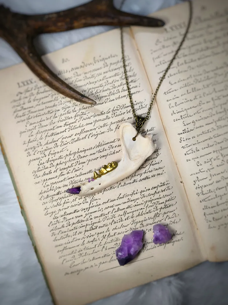 Mandibule de blaireau or et améthystes, handmade gothic jewelry