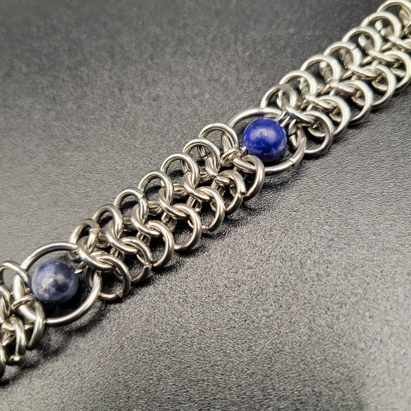 Choker chainmaille Alme - Sodalite, bijou gothique fait main (2)