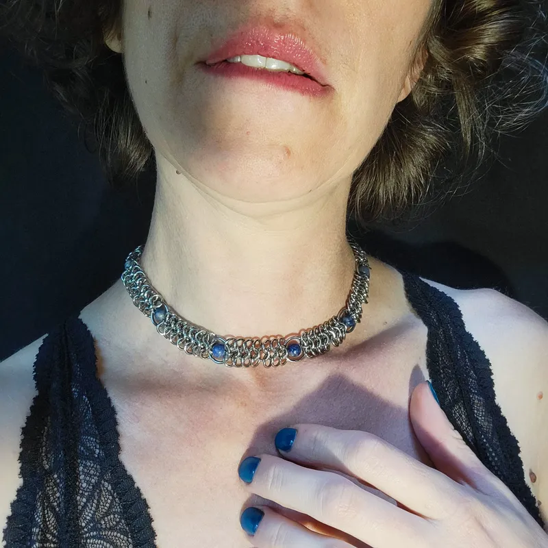 Choker chainmaille Alme - Sodalite, bijou gothique fait main