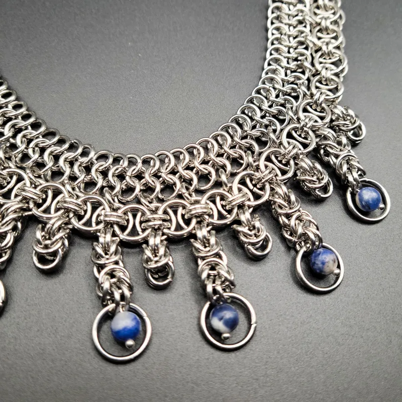 Collier chainmaille Kara - Sodalite, handmade gothic jewelry (2)