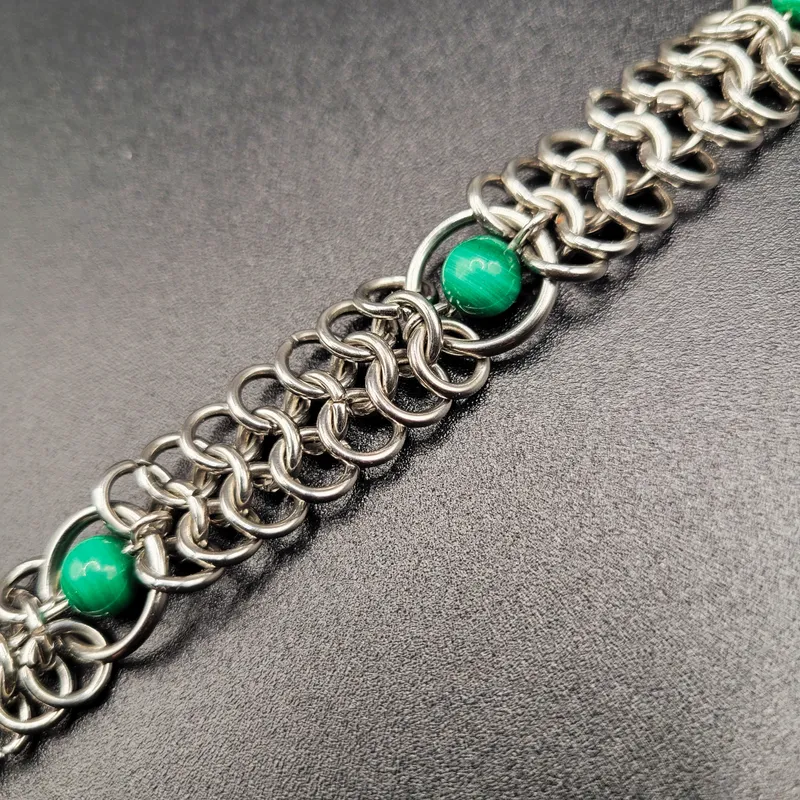Choker chainmaille Alme - Malachite, bijou gothique fait main (2)