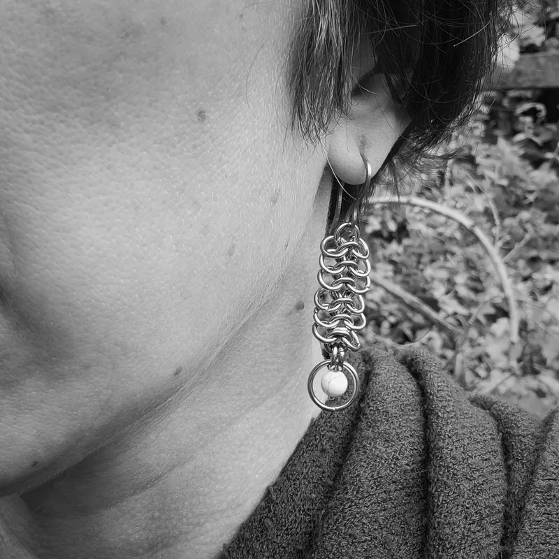 Boucles d'oreilles chainmaille Vael — Jaspe rouge — 3