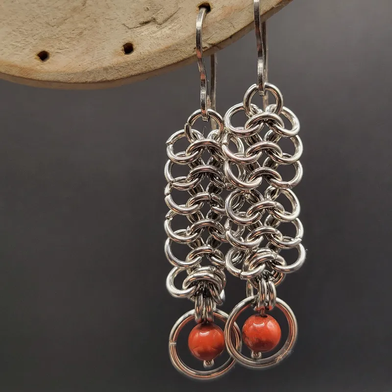 Boucles d'oreilles chainmaille Vael — Jaspe rouge — 2