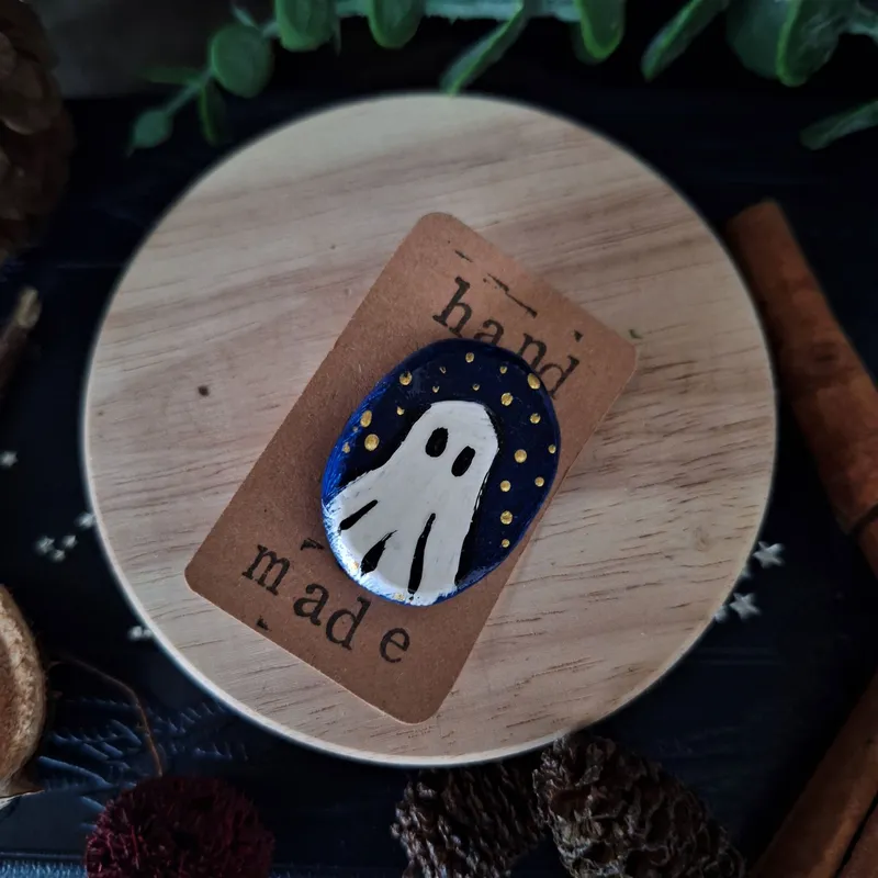 Broche en argile : modèle Fantôme, handmade gothic accessory