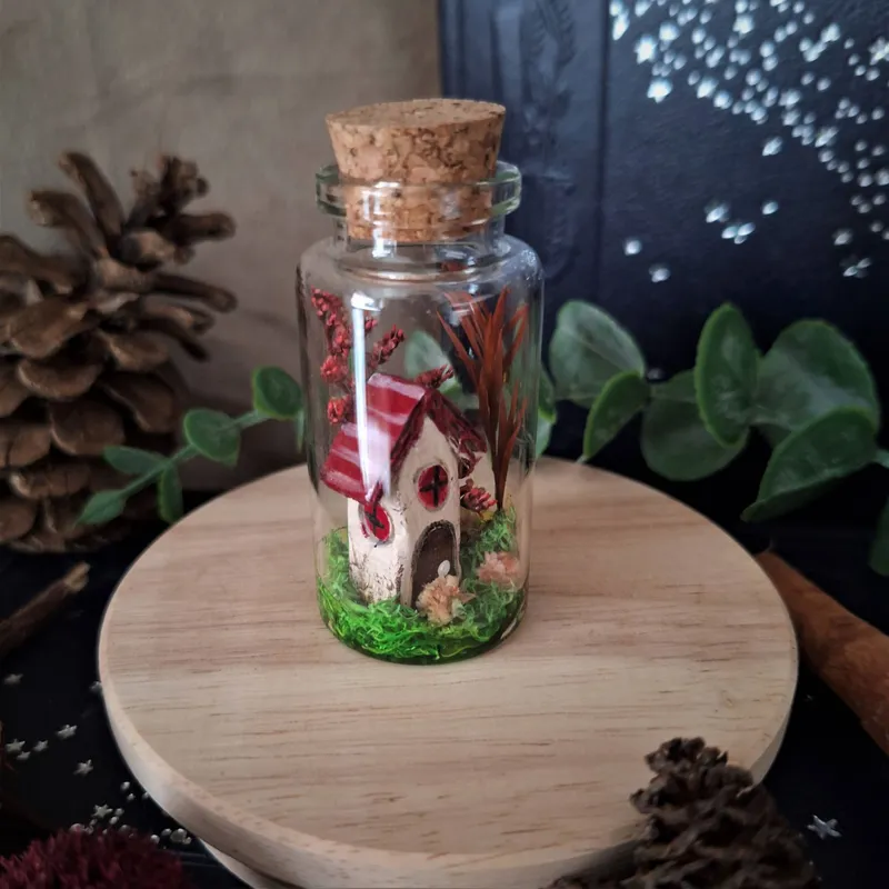 Fiole : Maison rouge, handmade gothic home decor