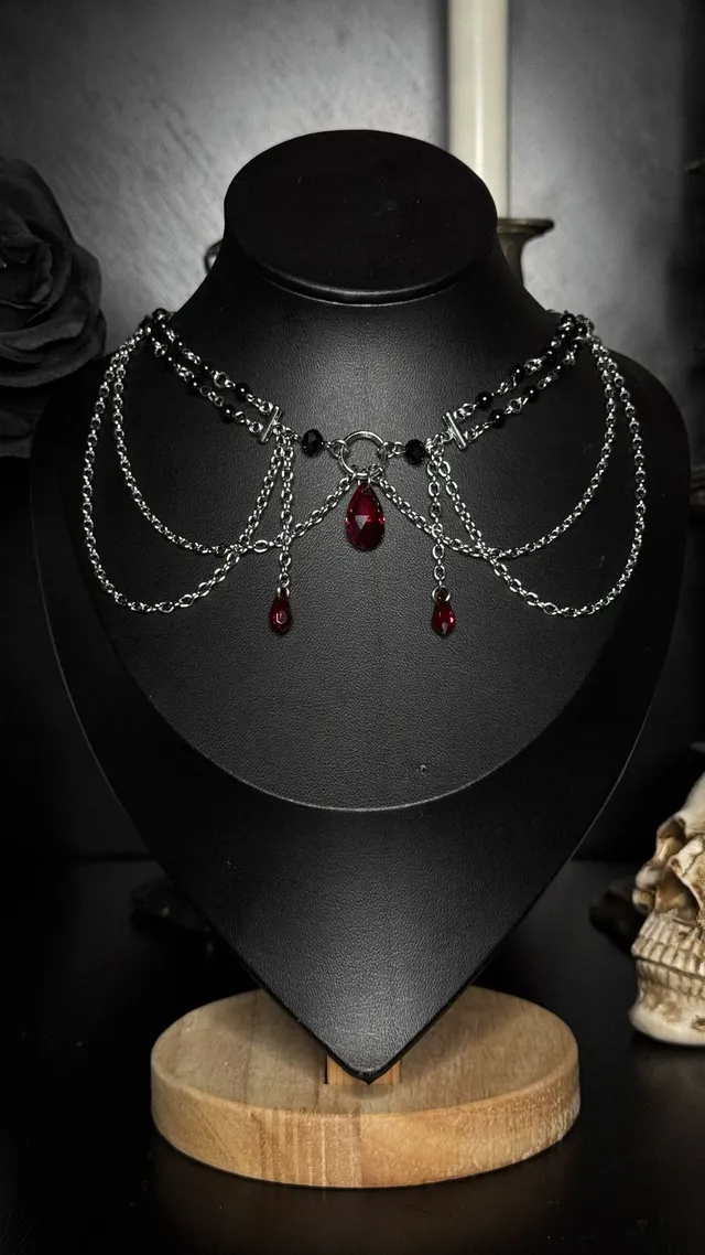 Crimson Tears, bijou gothique fait main