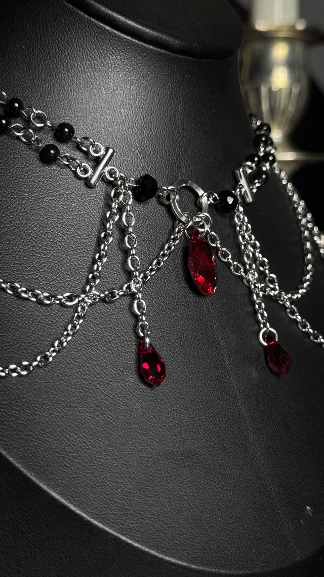 Crimson Tears, bijou gothique fait main (3)