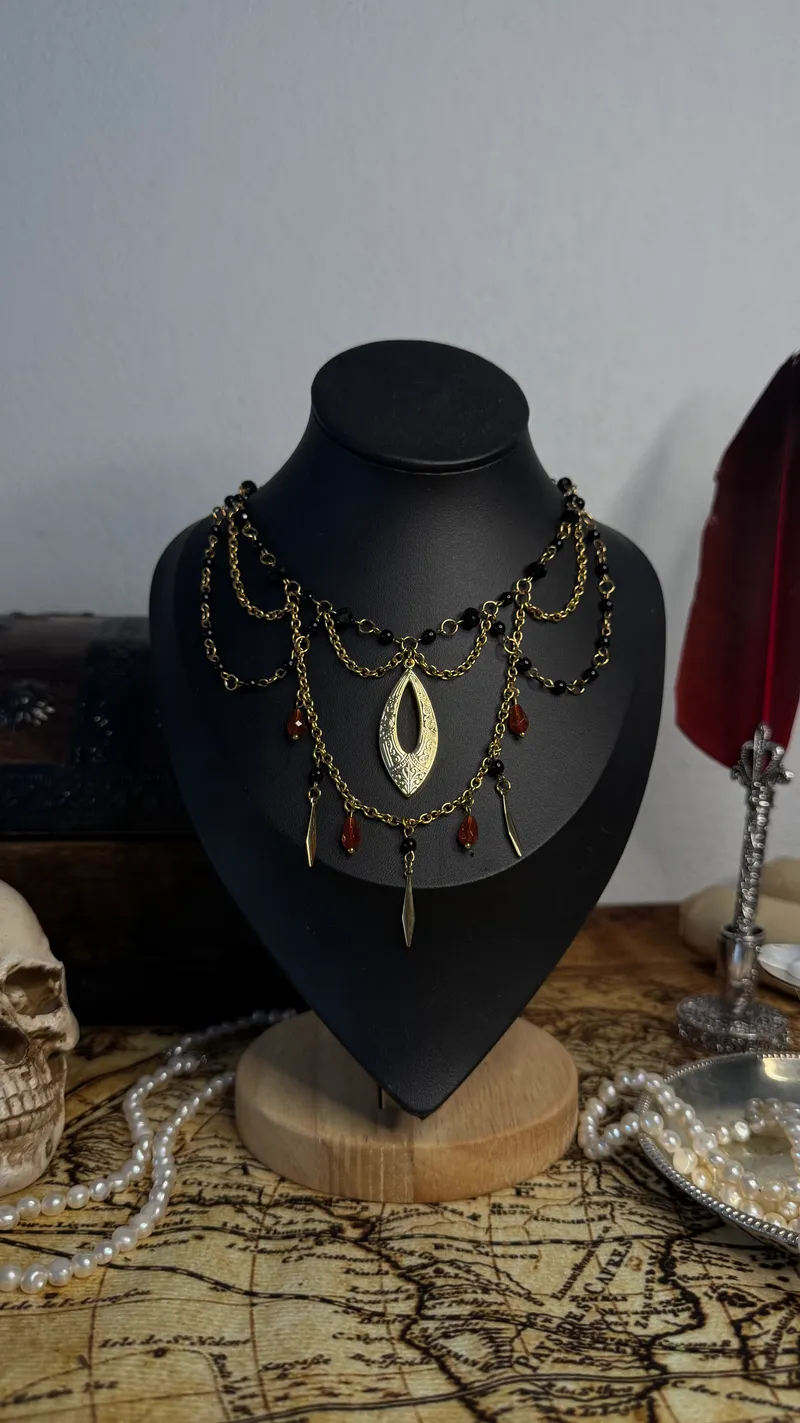 Collier « Ching Shih », bijou gothique fait main