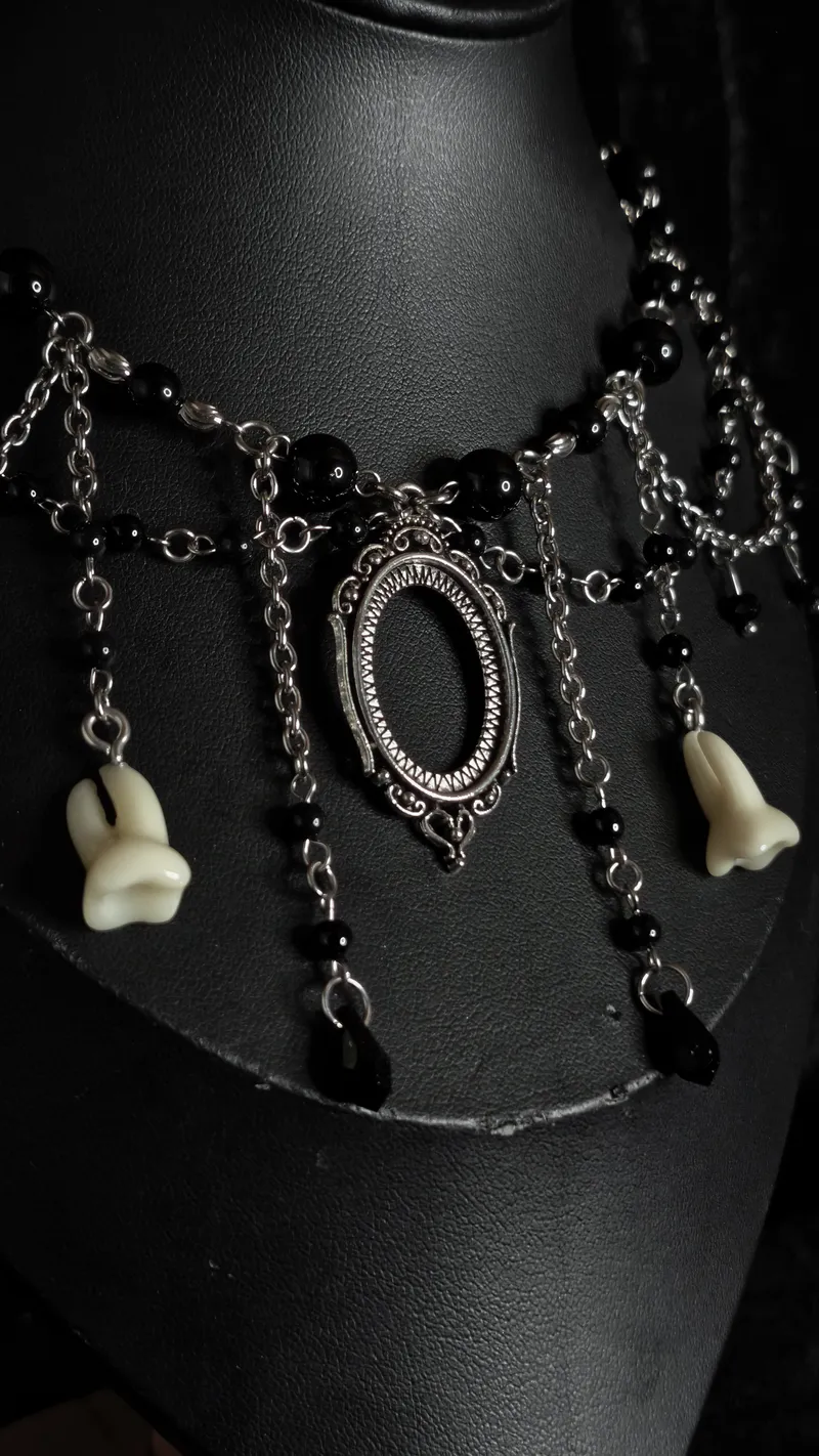 Collier "The Missing Teeth", bijou gothique fait main (2)