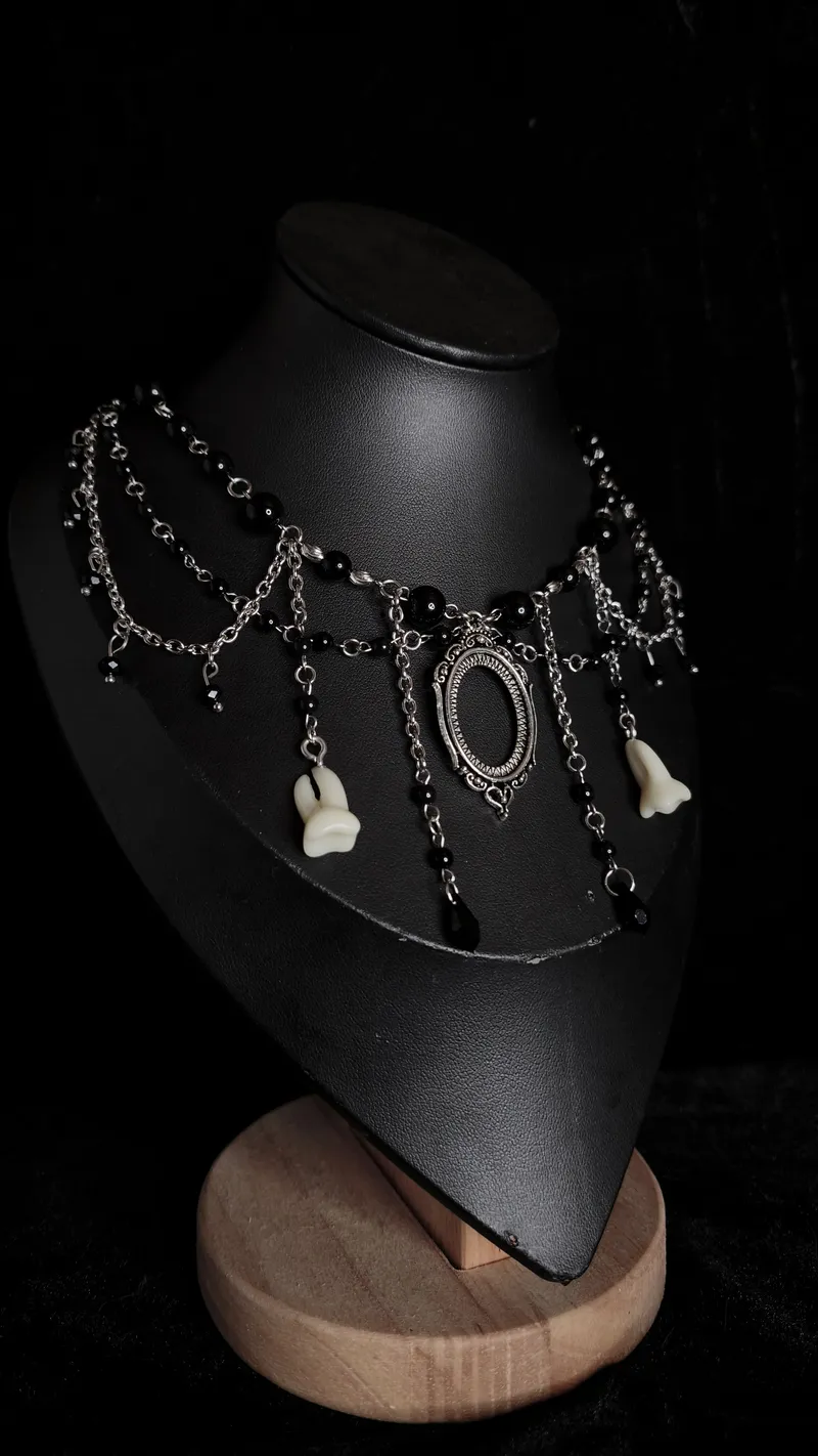 Collier "The Missing Teeth", bijou gothique fait main (3)