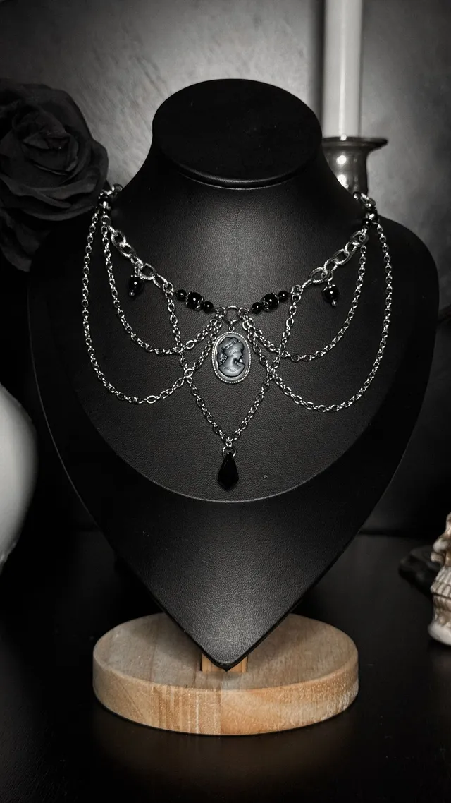 Collier "The Lady's Secret", bijou gothique fait main