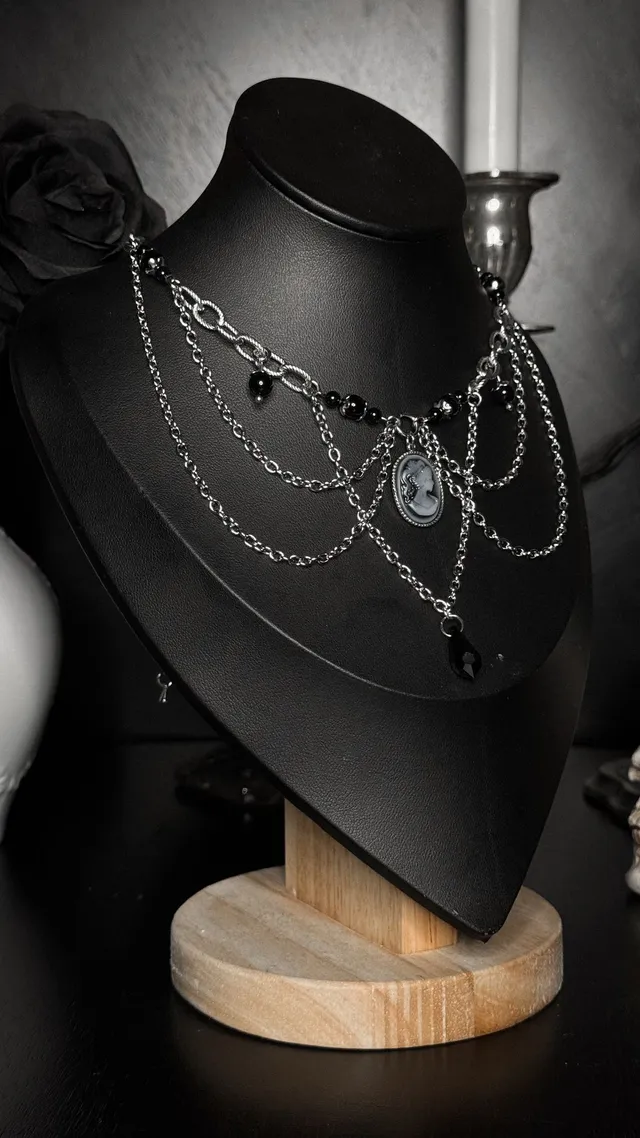 Collier "The Lady's Secret", bijou gothique fait main (2)