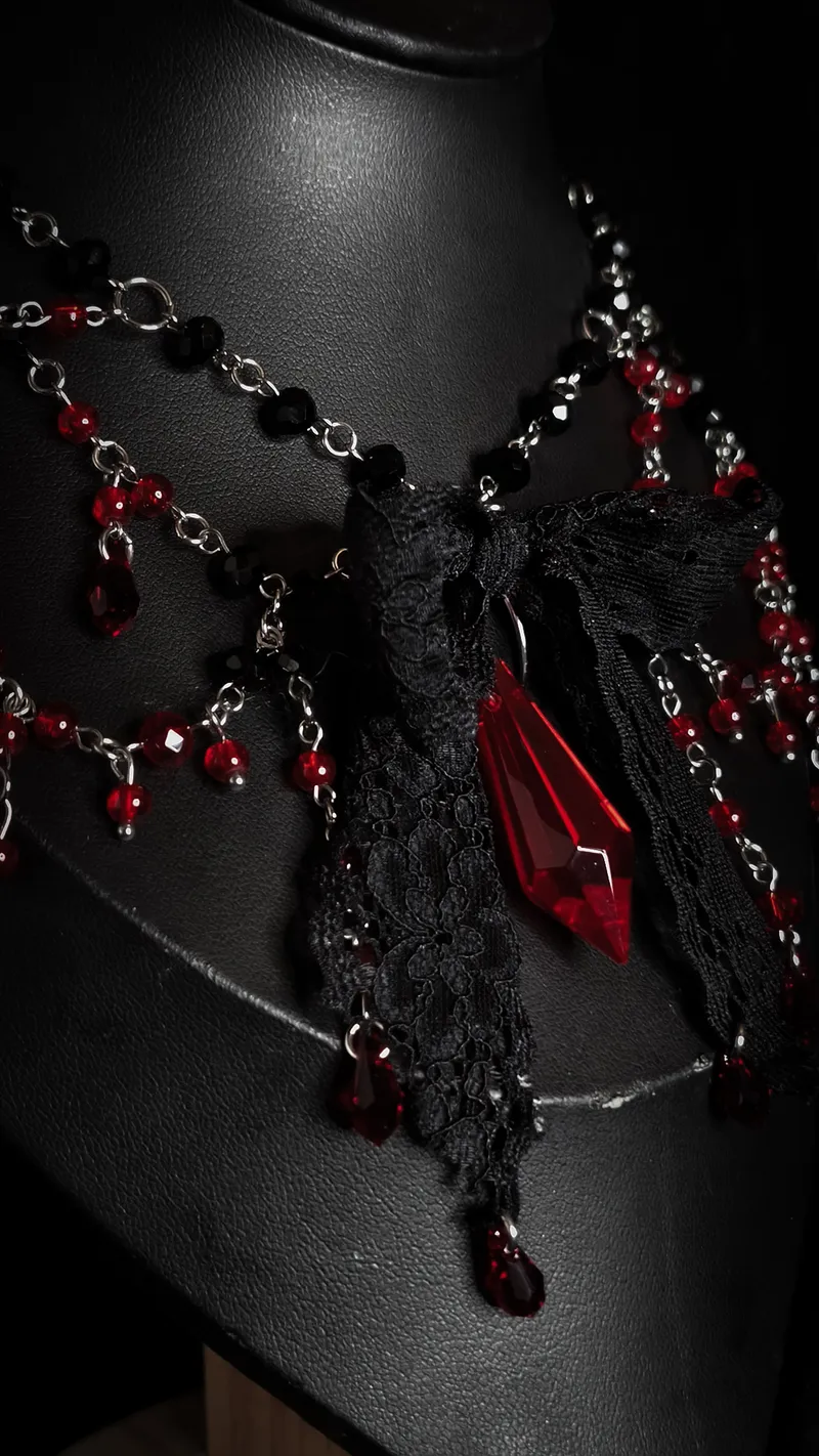 Collier "Bloody Ribbon", bijou gothique fait main (2)