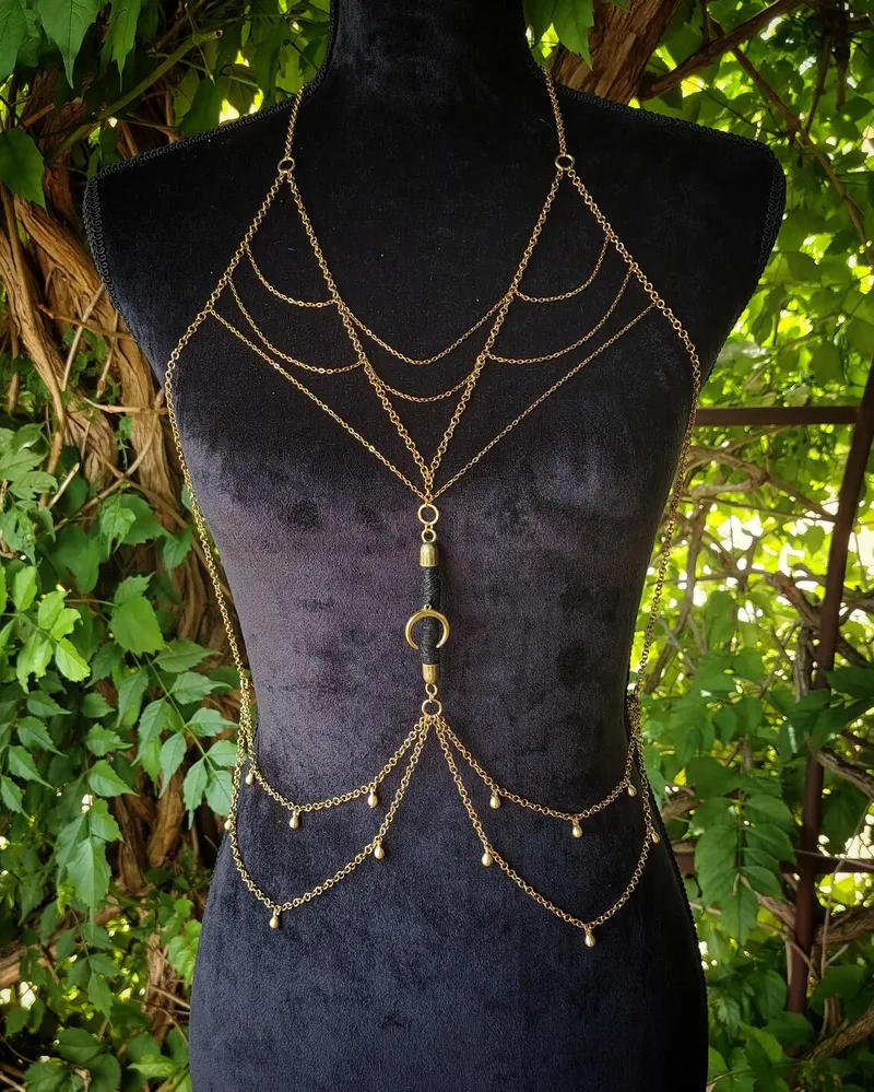 Body chain tribal avec chanvre et cristal de roche · Bijou de corps païen doré · Harnais bohème mystique — 2