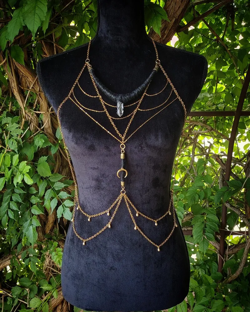 Body chain tribal avec chanvre et cristal de roche · Bijou de corps païen doré · Harnais bohème mystique