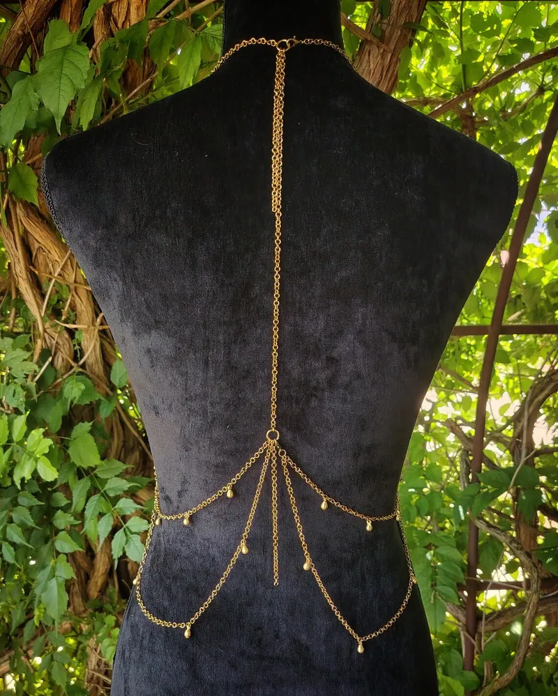 Body chain tribal avec chanvre et cristal de roche · Bijou de corps païen doré · Harnais bohème mystique — 3