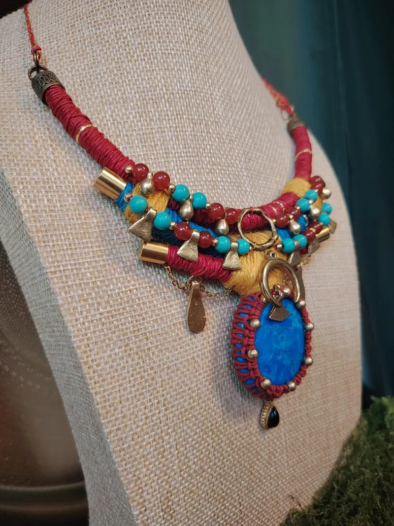 Collier païen Coyolxauhqui · Howlite bleue et cornaline · Collier en chanvre et lin · Bijou lunaire tribal · Aztèque — 3