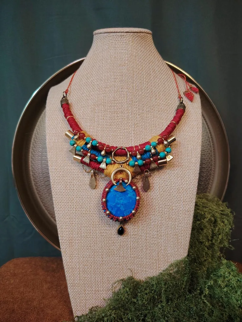 Collier païen Coyolxauhqui · Howlite bleue et cornaline · Collier en chanvre et lin · Bijou lunaire tribal · Aztèque