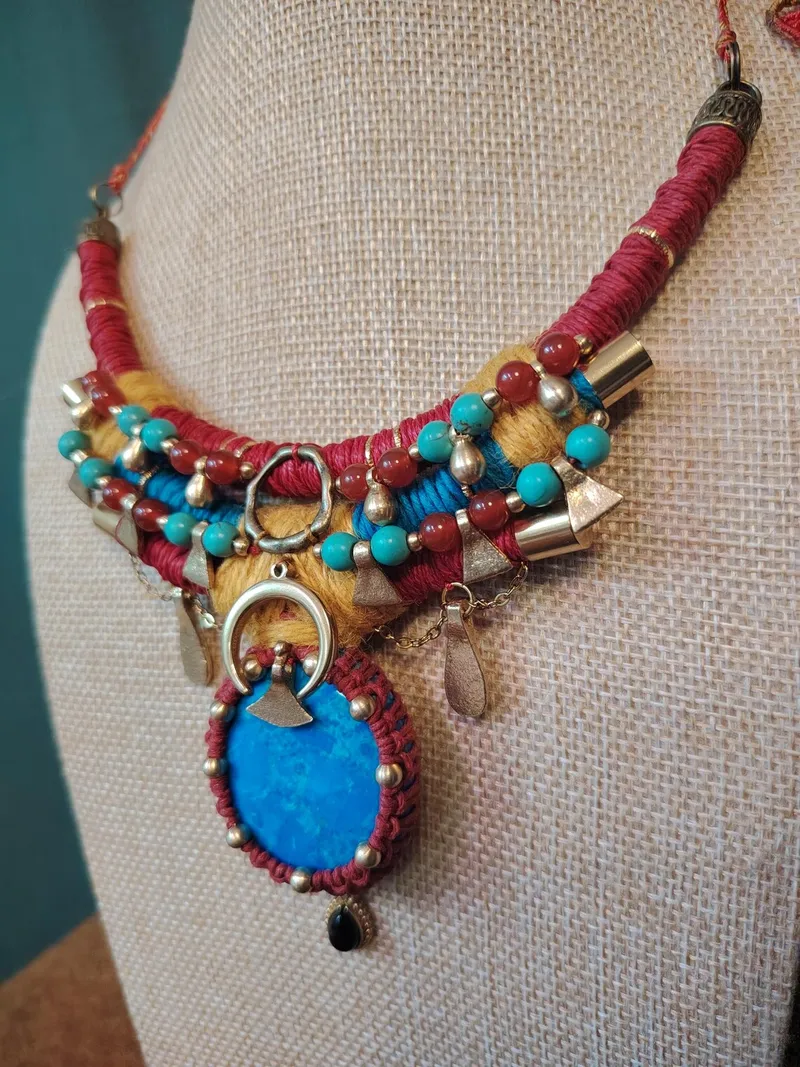 Collier païen Coyolxauhqui · Howlite bleue et cornaline · Collier en chanvre et lin · Bijou lunaire tribal · Aztèque — 2
