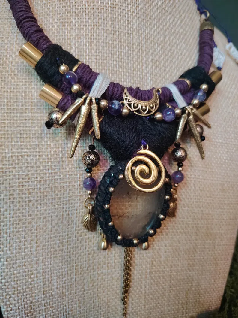 Collier Cerridwen en chanvre · Cristal de roche et améthyste · Collier païen · Bijou bohème · Dark folk · — 3