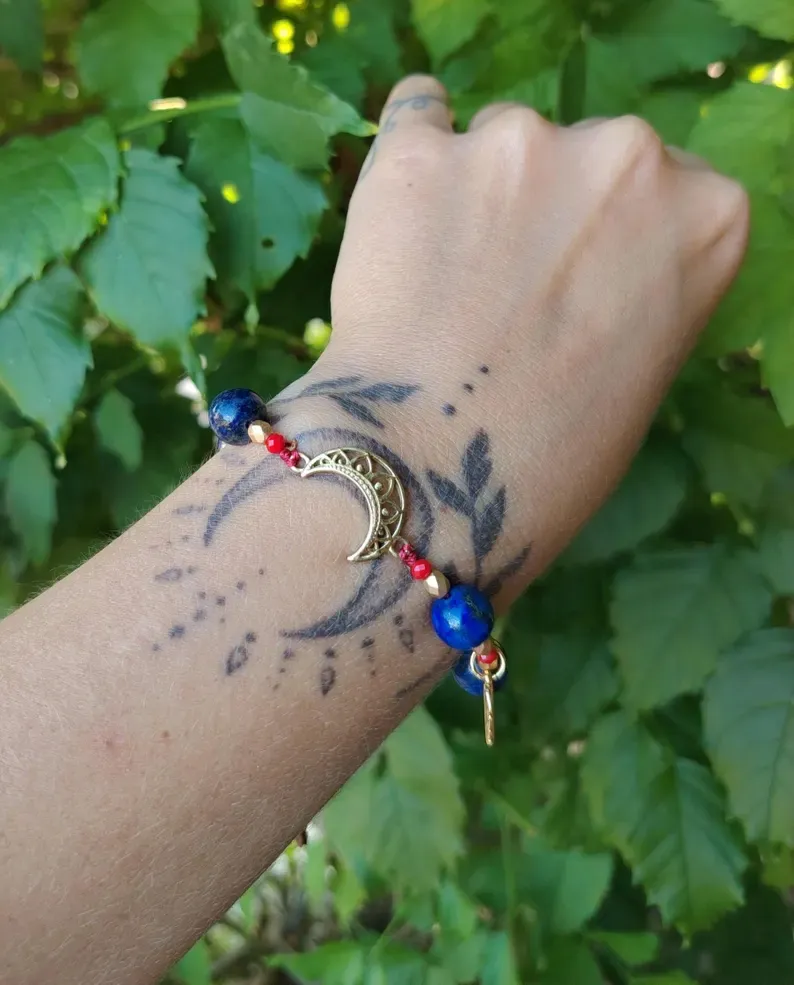 Bracelet lapis lazuli · Perles rouges en verre · Lune laiton doré · Bijou païen tribal boho · Bracelet artisanal