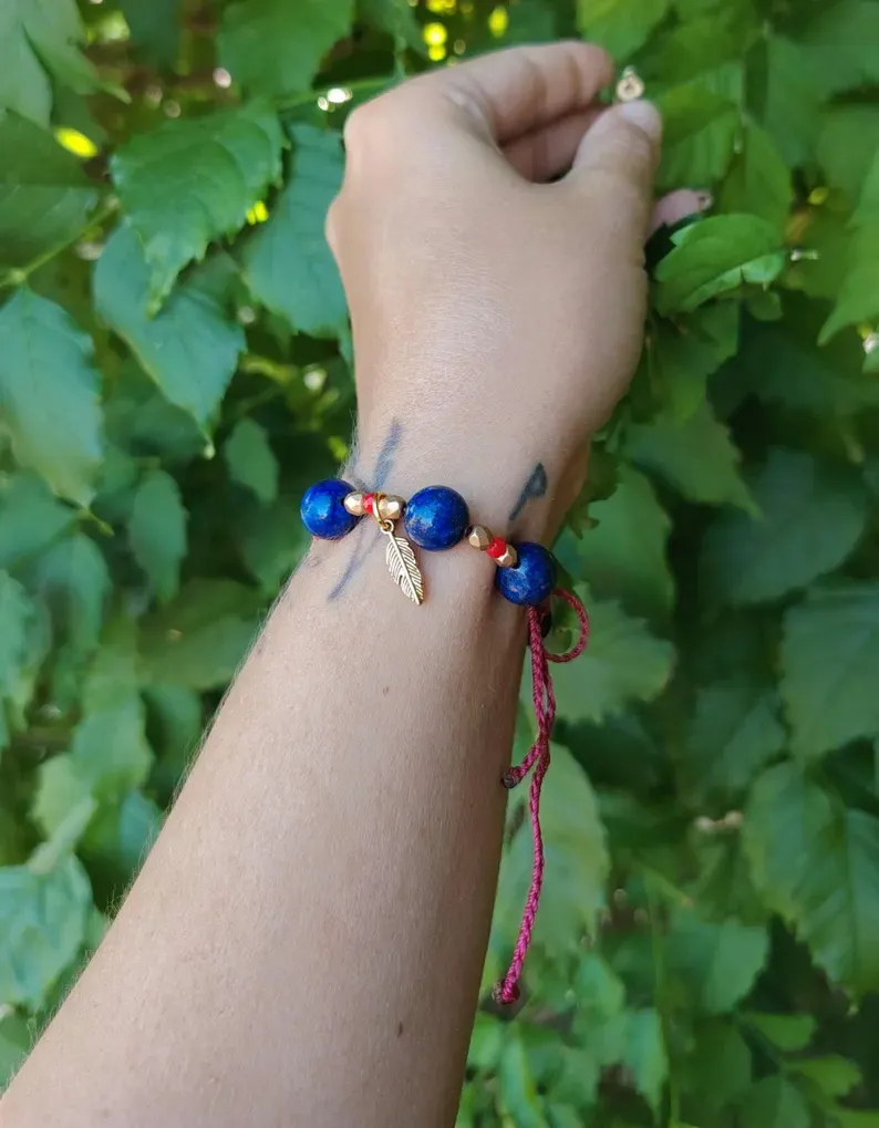 Bracelet lapis lazuli · Perles rouges en verre · Lune laiton doré · Bijou païen tribal boho · Bracelet artisanal — 2