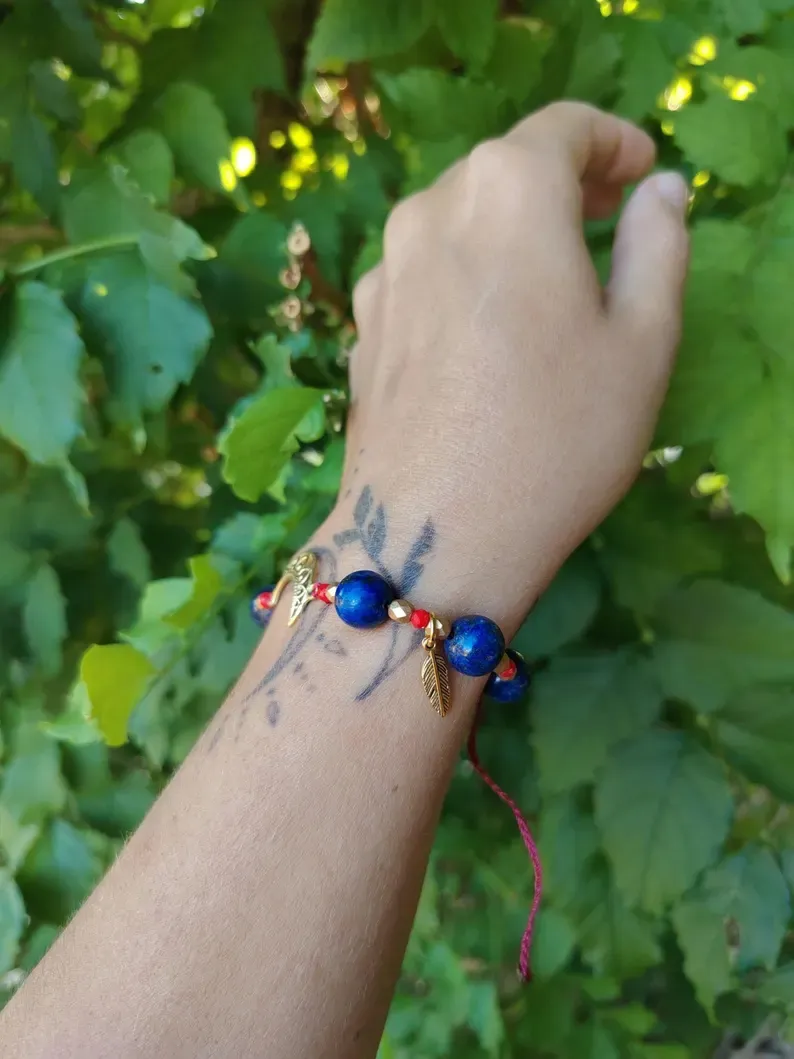 Bracelet lapis lazuli · Perles rouges en verre · Lune laiton doré · Bijou païen tribal boho · Bracelet artisanal — 3