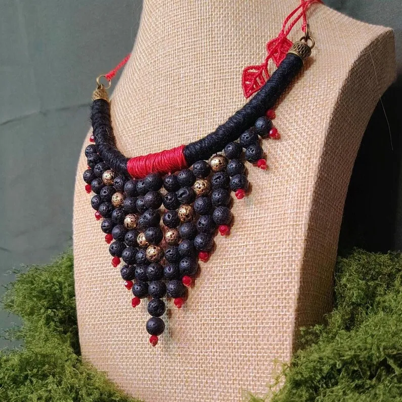 Collier tribal noir et rouge en chanvre · perles de pierre volcanique · bijou païen puissant · Fait main· Style dark boho — 2