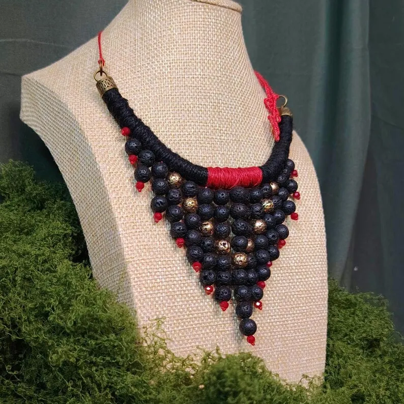 Collier tribal noir et rouge en chanvre · perles de pierre volcanique · bijou païen puissant · Fait main· Style dark boho — 3