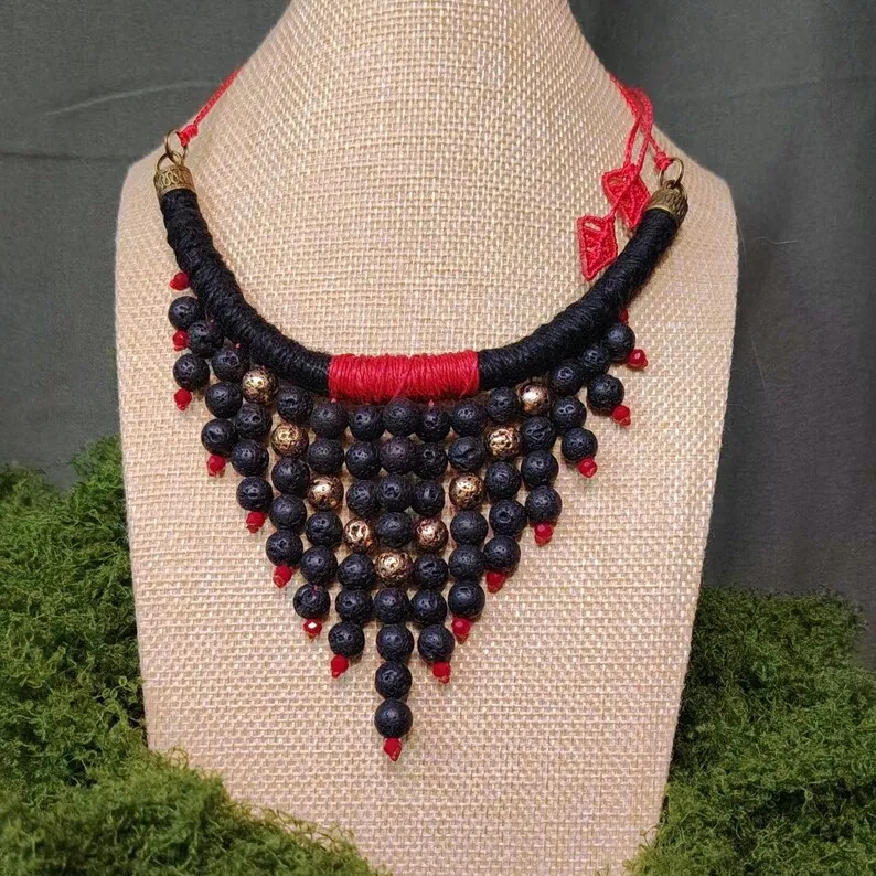 Collier tribal noir et rouge en chanvre · perles de pierre volcanique · bijou païen puissant · Fait main· Style dark boho