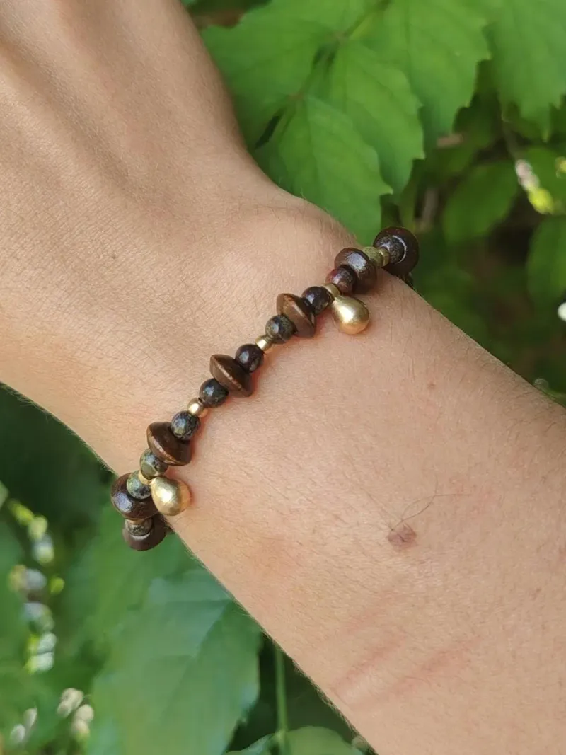 Bracelet en bois et jaspe sanguin · Bijou païen · Bracelet tribal boho · Laiton doré · Taille ajustable