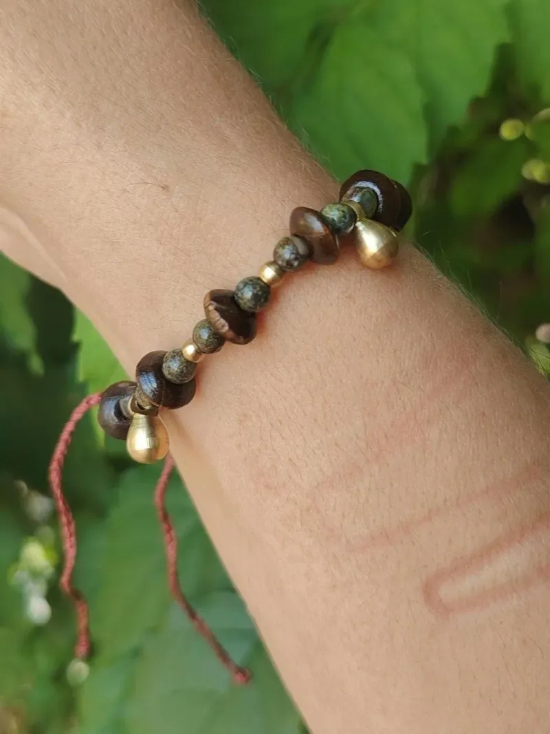 Bracelet en bois et jaspe sanguin · Bijou païen · Bracelet tribal boho · Laiton doré · Taille ajustable — 2