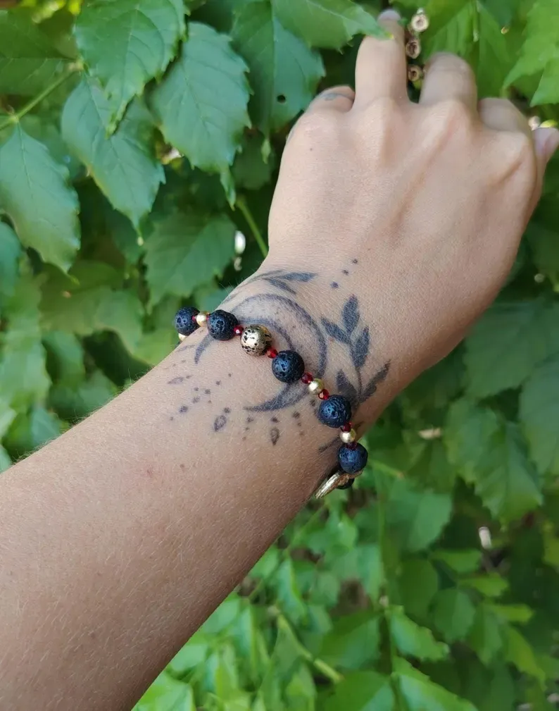 Bracelet en pierre volcanique · Perles en verre rouge facetté · Laiton · Bracelet païen ajustable · Bijou tribal boho