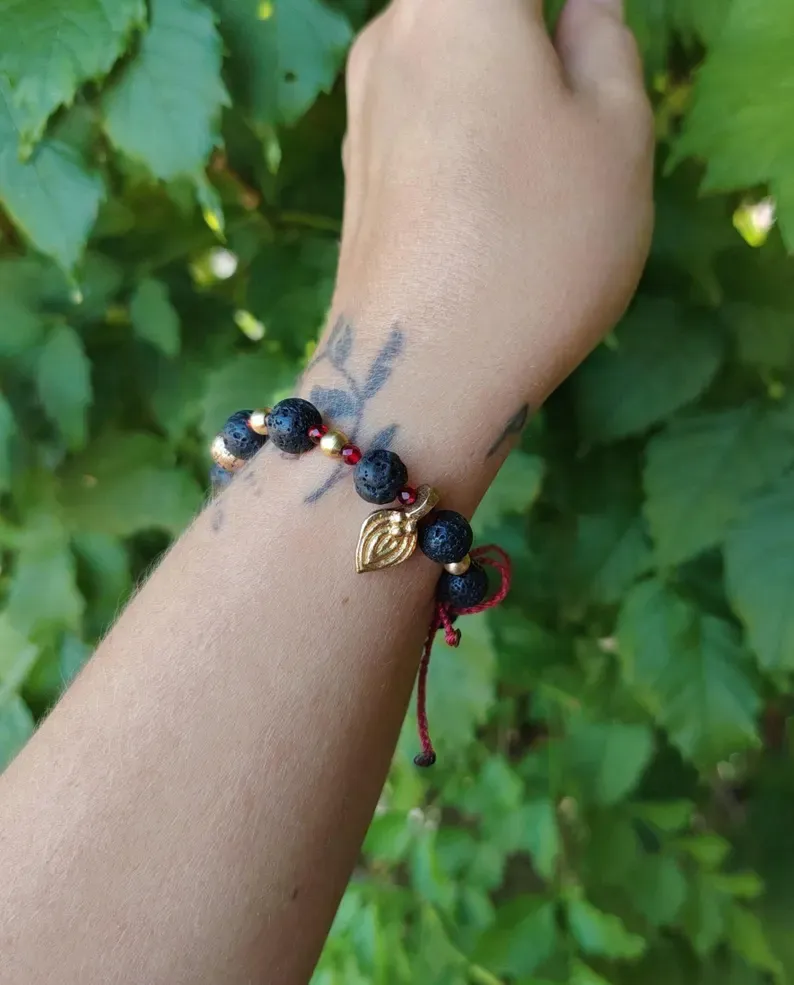 Bracelet en pierre volcanique · Perles en verre rouge facetté · Laiton · Bracelet païen ajustable · Bijou tribal boho — 2