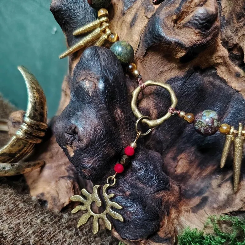 Collier perles jaspe sanguin et œil de tigre · Laiton · Bijou sauvage, primitif, païen, bohème — 3