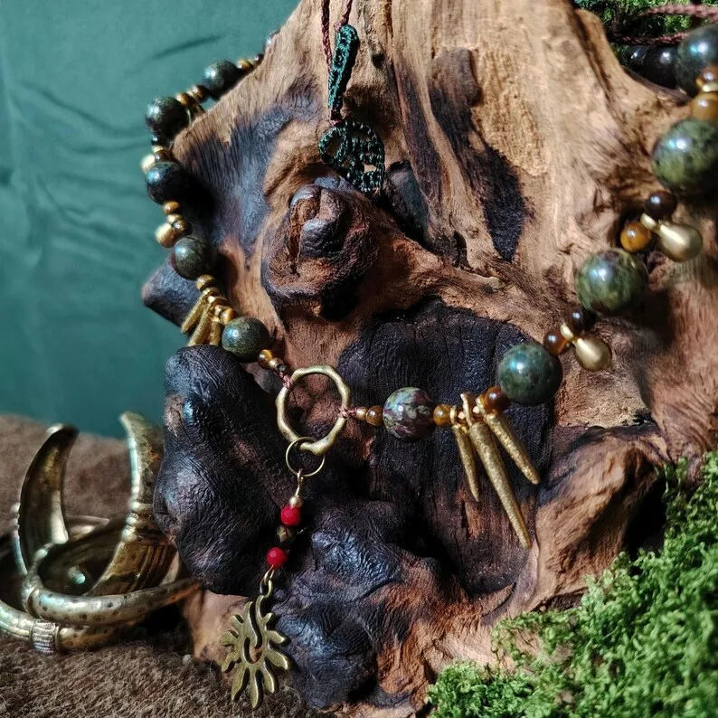 Collier perles jaspe sanguin et œil de tigre · Laiton · Bijou sauvage, primitif, païen, bohème