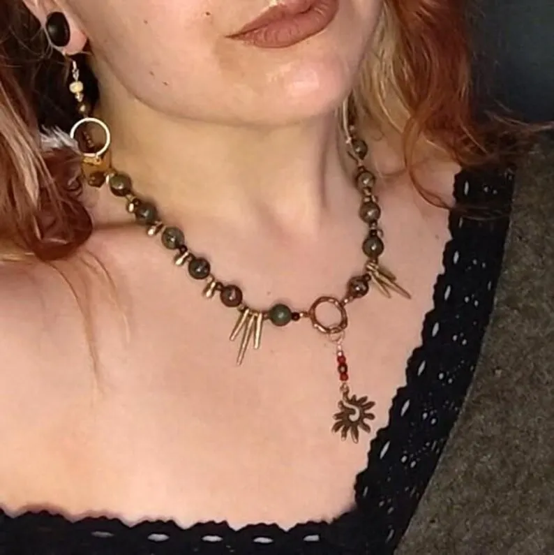 Collier perles jaspe sanguin et œil de tigre · Laiton · Bijou sauvage, primitif, païen, bohème — 2