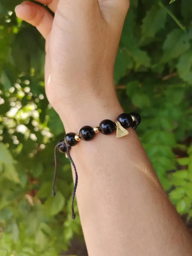 Bracelet en obsidienne dorée · Bracelet tribal noir et doré · Laiton doré · Bracelet de perles — 2