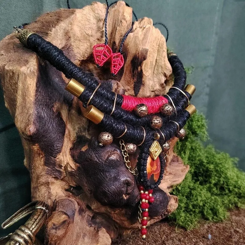 Collier Jaspe Rouge · Bijou Tribal Païen · Talisman féminin sacré · Chanvre & Lin · Rage féminine · Déesse — 3