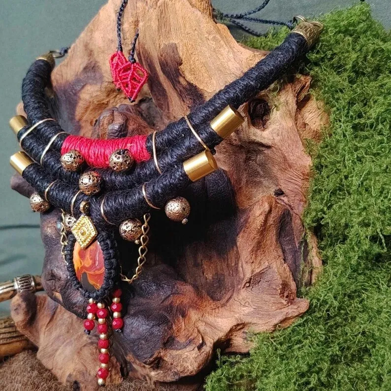 Collier Jaspe Rouge · Bijou Tribal Païen · Talisman féminin sacré · Chanvre & Lin · Rage féminine · Déesse — 2