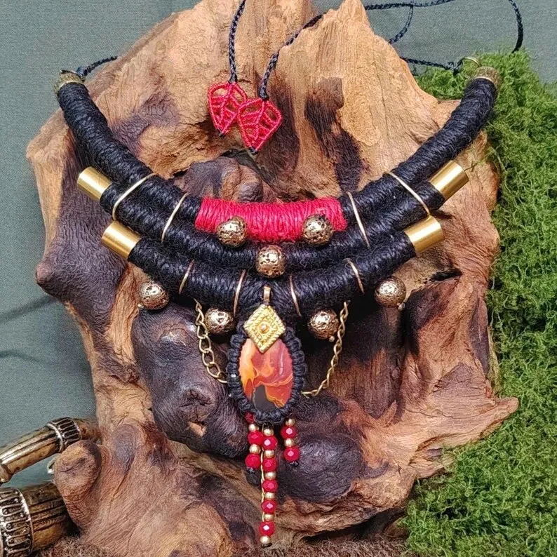 Collier Jaspe Rouge · Bijou Tribal Païen · Talisman féminin sacré · Chanvre & Lin · Rage féminine · Déesse