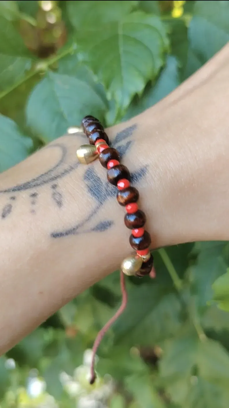 Bracelet rouge et brun · Perles de bois et verre facetté · Breloques gouttes en laiton doré · Bracelet boho taille ajustable — 2