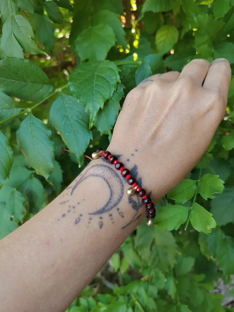 Bracelet rouge et brun · Perles de bois et verre facetté · Breloques gouttes en laiton doré · Bracelet boho taille ajustable