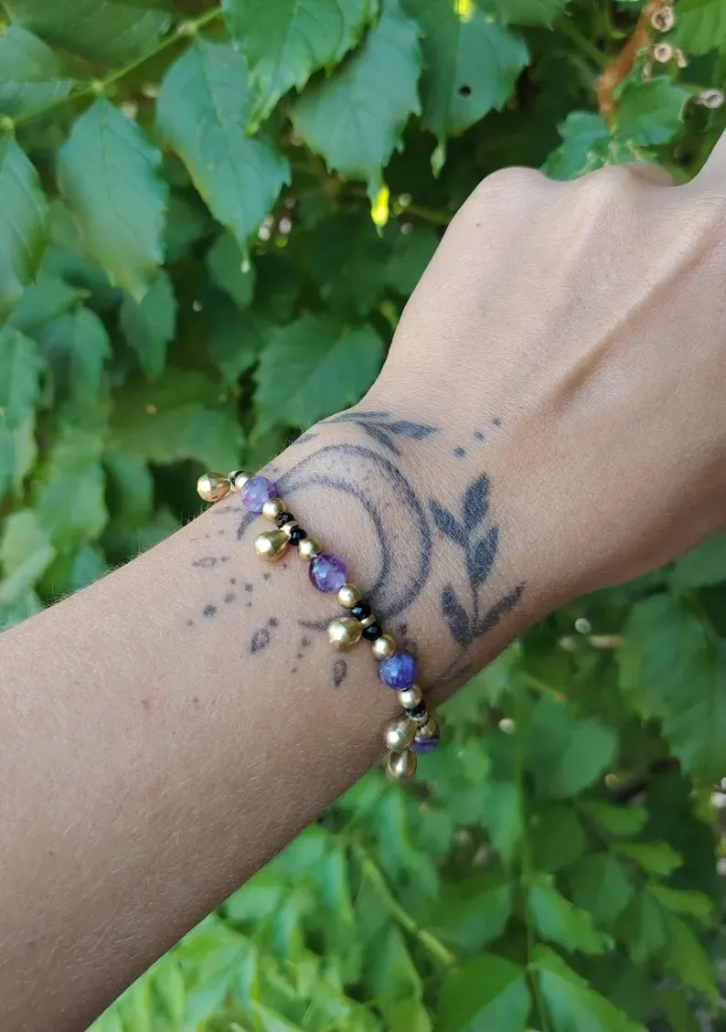 Bracelet améthyste violet et noir · Perles en verre facetté · Laiton doré · Bracelet païen · Bijou tribal boho taille ajustable